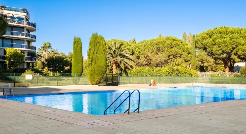 Appartement de vacances avec piscine, internet haut débit et jardin | Vue jardin | Adapté au travail à distance - Image 1
