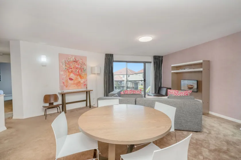 Sleek 2-Bed Apartment in Vibrant Kingston - Image 1