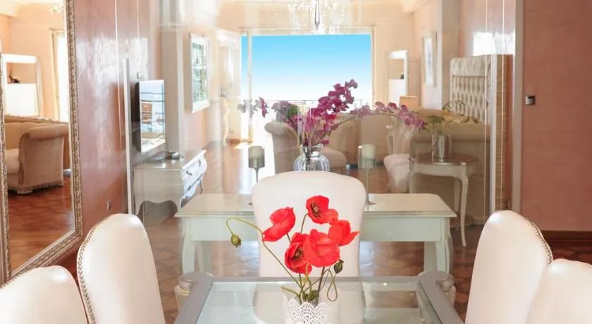 Le Majestic Promenade - Five Stars Holiday House - Image 1
