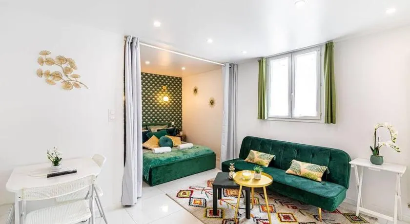 MELANIE - Emerald serenity in Nanterre - Image 1