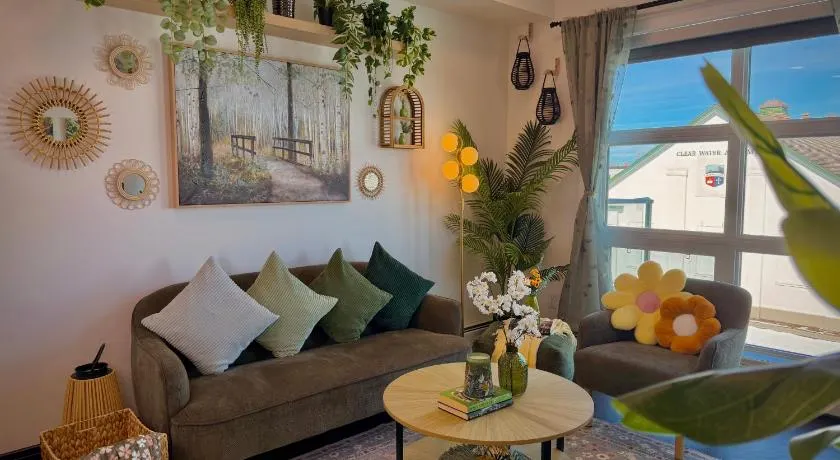 Green Luxe Garden 2BR 1Bath and Free Parking - Image 1