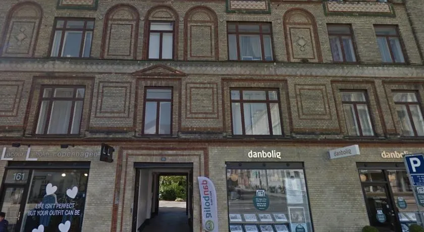 Classic Brown Stone Apartment - Image 1