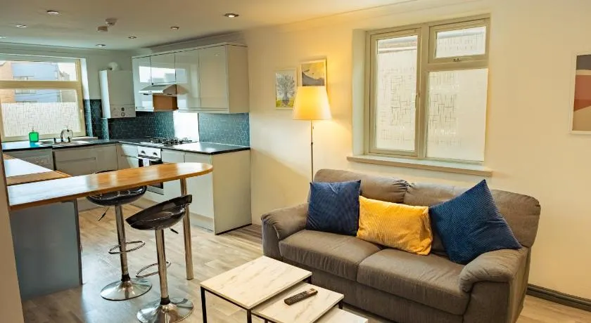 Central Cardiff 3-Bed Apartment Fibre WiFi Street Parking - Image 1