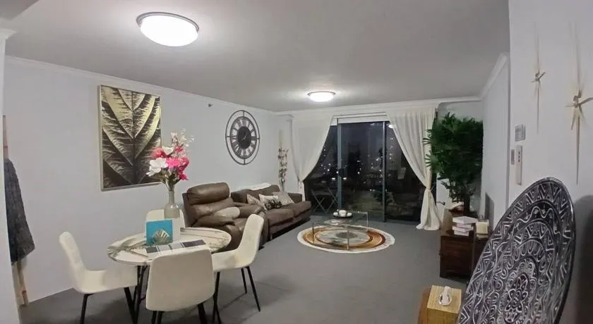 Charming to the max, full kitchen, City views, pool spa gym - Image 1