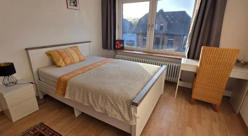 Ein bequemes Zimmer in einer ruhigen Umgebung Näher Zentrum mit gemeinsam genutzte Bad und Küchengeräte - Image 1