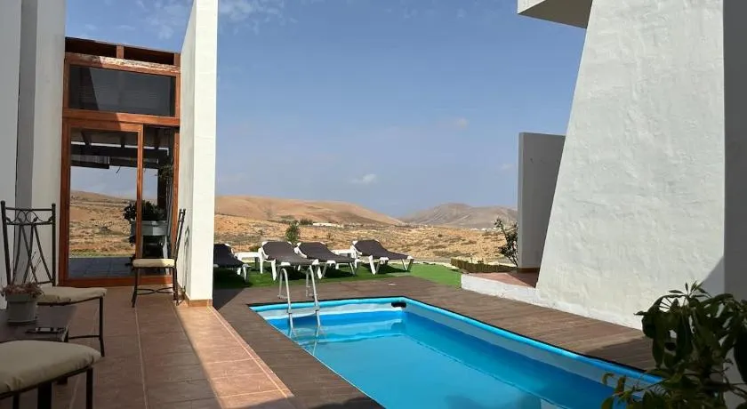 Private villa with pool in the mountains - Image 1