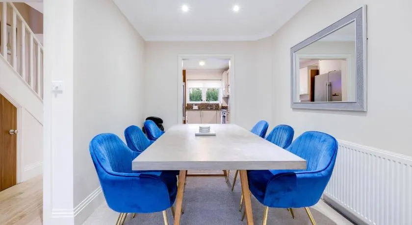 Town Center 4 Bedroom 4 bathroom Hse with Parking Slough By 360Stays - Image 1