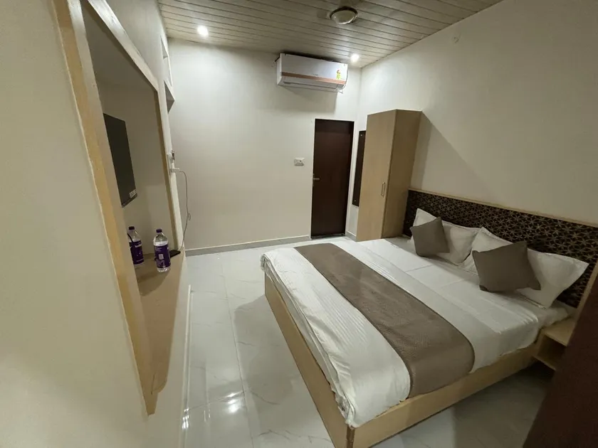 Hotel Silver Moon-200 meter Jaipur Junction - Image 1