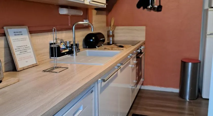 Studio Nimes - Clim - Wifi -Cuisine privatif - parking privé - salle de bain commune- balcon - Image 1