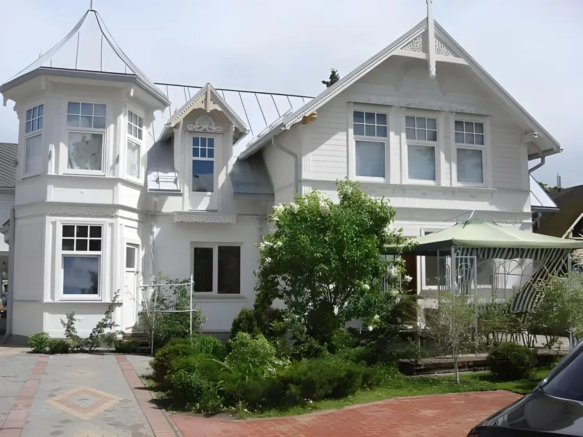 Naiza Guesthouse and Apartments - Image 1