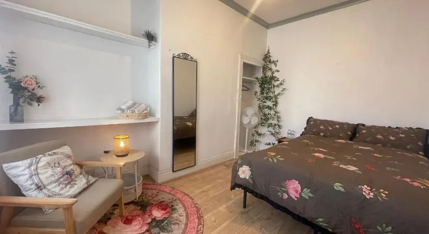 Rose Cozy House - Image 1