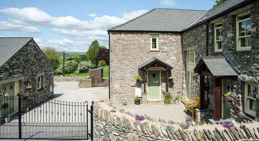 Spring Cottage-Ukc6557 - Image 1