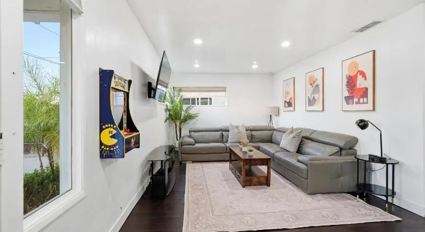 Chic 3br For 8-10 Near Laxbeachsofi, Games & Tv - Image 1