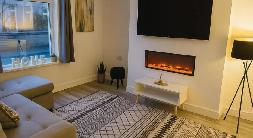 New Stylish Modern Home & Free Parking! - Image 1