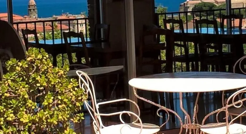 Hôtel AMBEILLE Vue Mer - Image 1