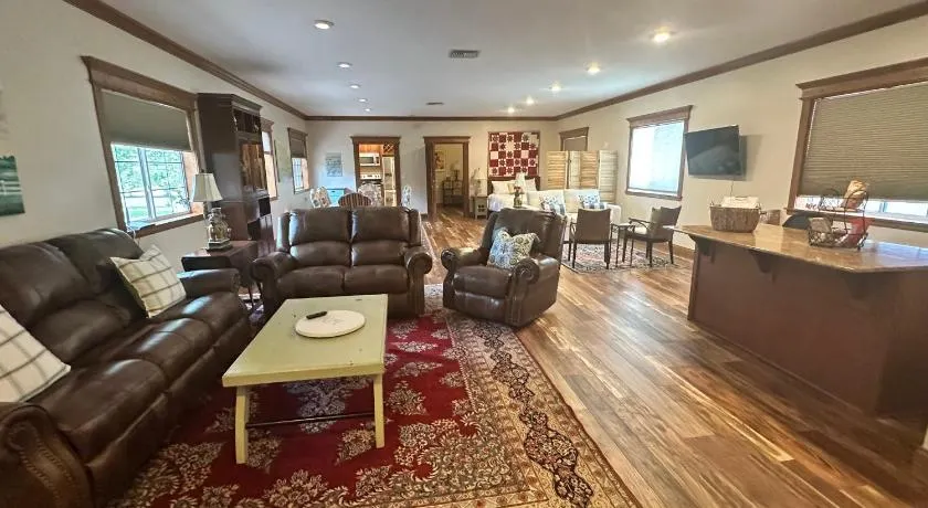 Luxury Barn Loft overlooking Horse Pasture - Image 1