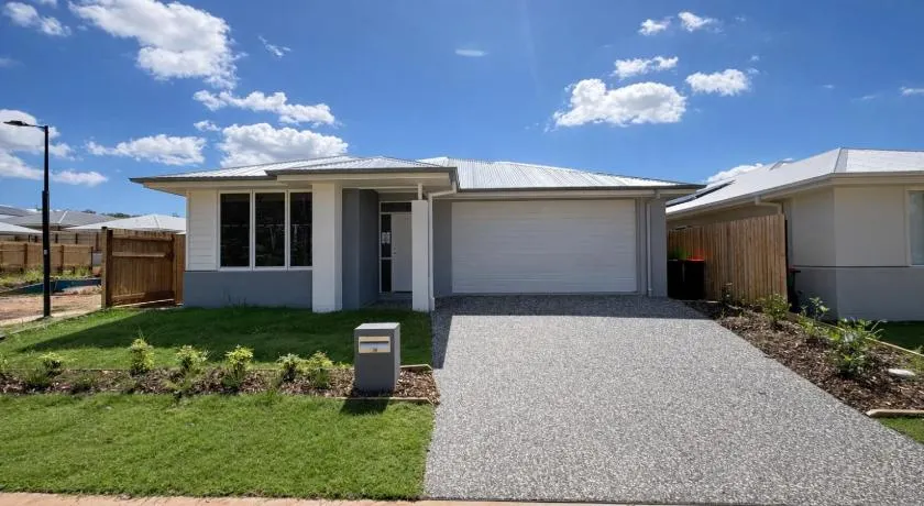 Solara Retreat - Modern 4BR Home with Backyard - Image 1
