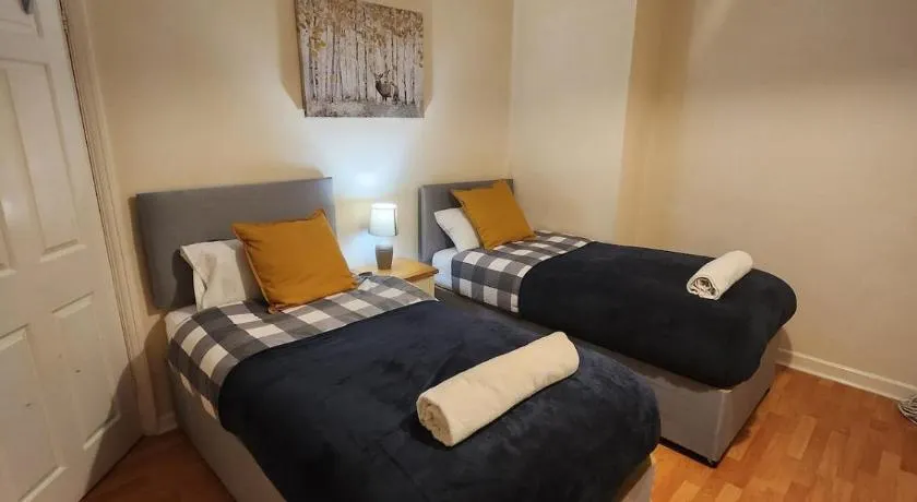 Just Like Home I Spacious 3BR I Sleeps5 I Parking I Fast Wi-Fi I LongTerm Rates - Image 1
