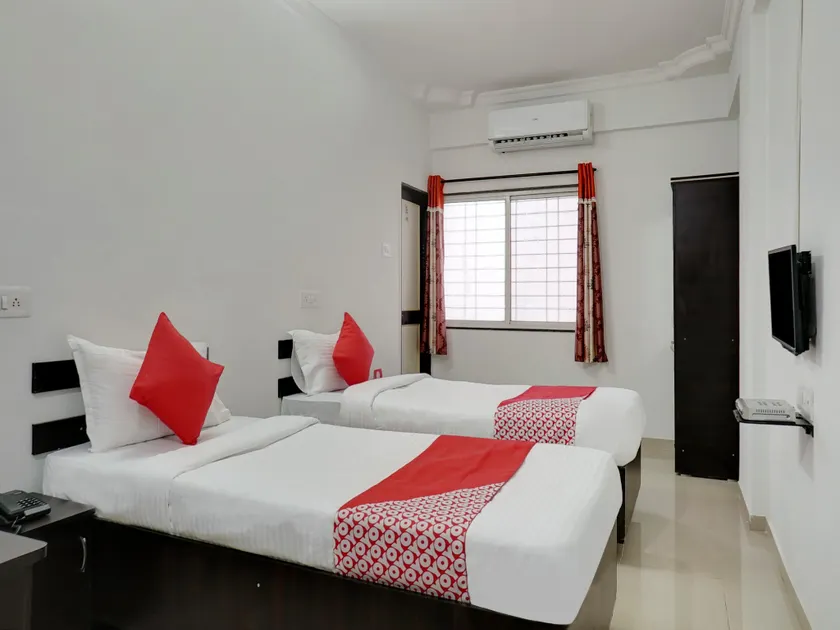 OYO 27821 Hotel Royal Inn Pune - Image 1
