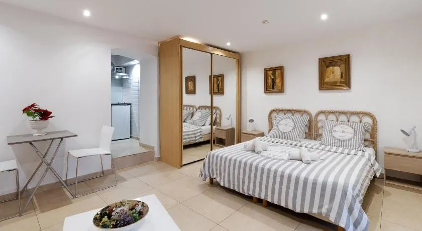 Studio indépendant en villa Calme, Jardins et Piscine à 5 min de la Mer - Image 1