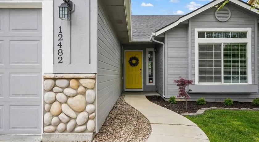 Remodeled, Charming Retreat on the City's Doorstep - Image 1