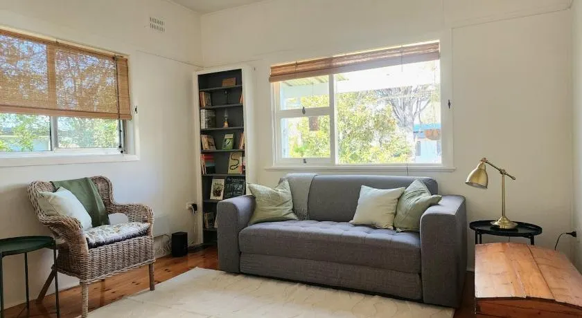 Spacious 3BR Katoomba Cottage King Bed, Fireplace, Child & Pet Friendly & Large Fully Fenced Backyard - Image 1