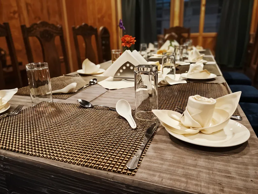 Meraas the Lake View Homestay 2BR  FF in Srinagar by Homeyhuts - Image 1