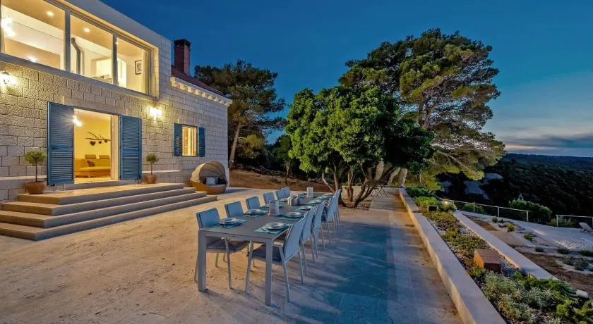 Luxury Villa Castello di Pietra Brač with Heated Pool near Pučišća - Image 1