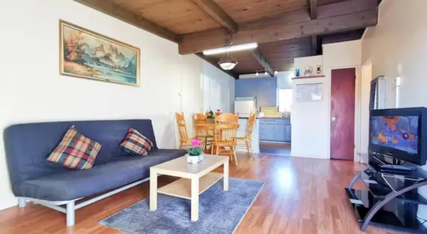 Bright and Modern 2BR with Parking - Image 1