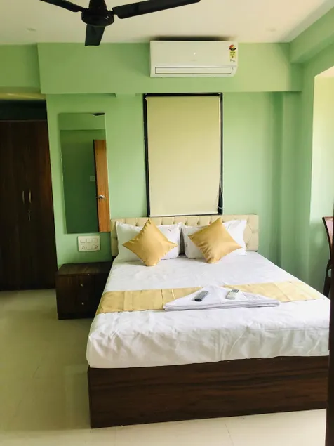 EVEREST STAYS ROOMS AND DORMITORY - Image 1
