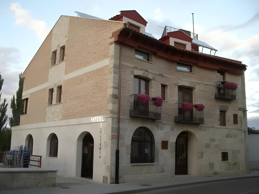 Hotel Puerta del Arco - Image 1