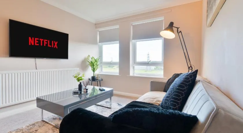 Trendy Central Apartment with Free Parking - Perfect for Contractors and Families - Image 1