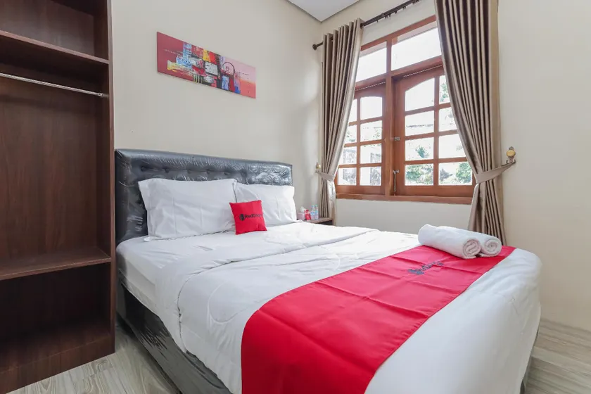 RedDoorz at WR Supratman Batu - Image 1