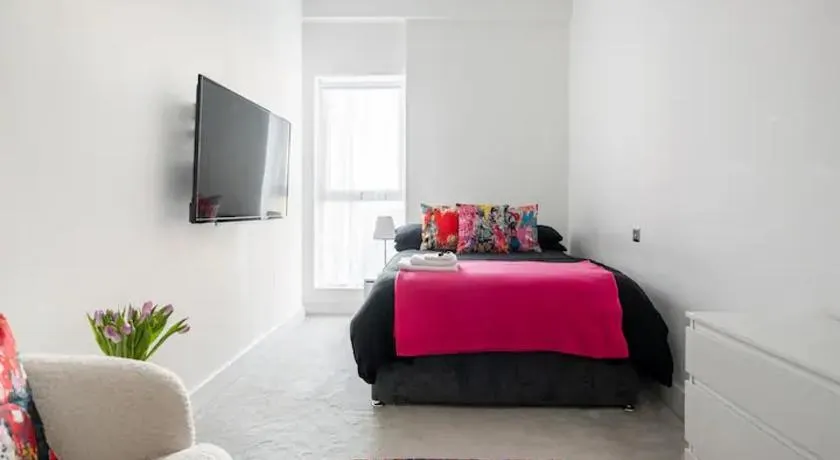 Superb 1-Bed Apartment in Hertfordshire - Image 1