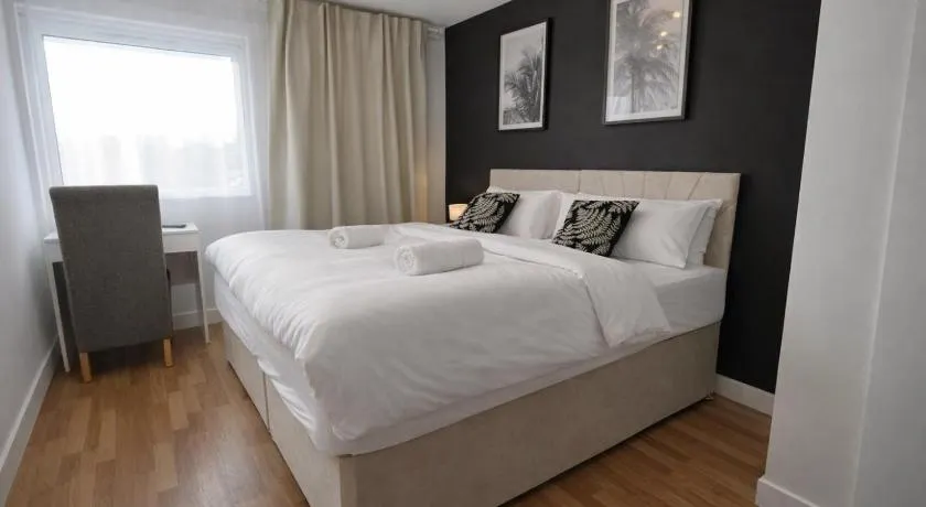 Stylish 5BR Home Free Parking, Garden & WiFi - Image 1