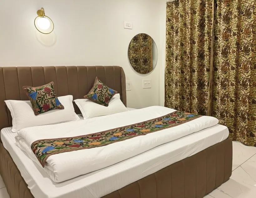 Hotel Crescent - Image 1