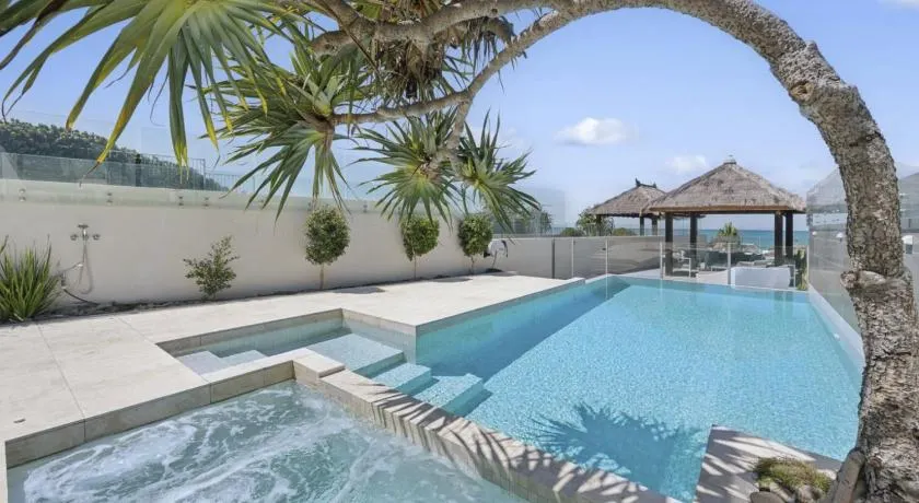 Sapphire Sands - Luxe, Absolute Beachfront, Pool, Spa, Sauna - Image 1