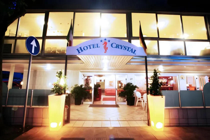 Hotel Crystal con Piscina Estiva Privata - SPIAGGIA INCLUSA con Formula All Inclusive 7 notti & ANIMAZIONE 2026 - Image 1