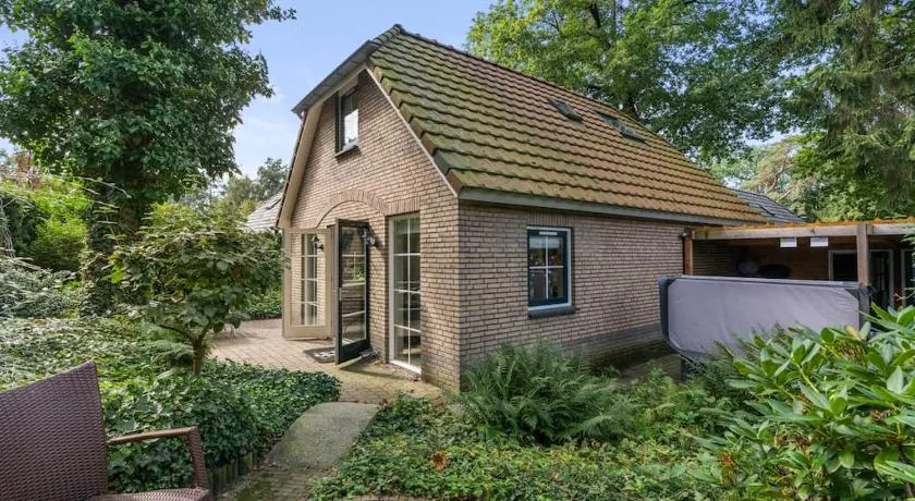 Vakantiehuis in het bos met jacuzzi en sauna - Image 1