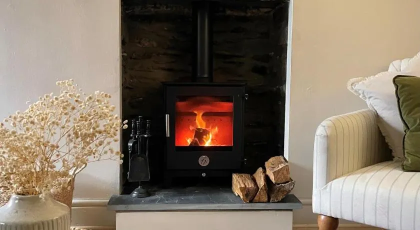 Poets Cottage Eglwys Fach - Image 1