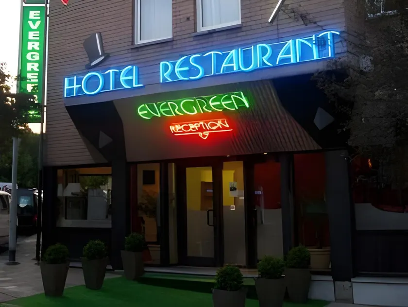 Hotel Evergreen - Image 1