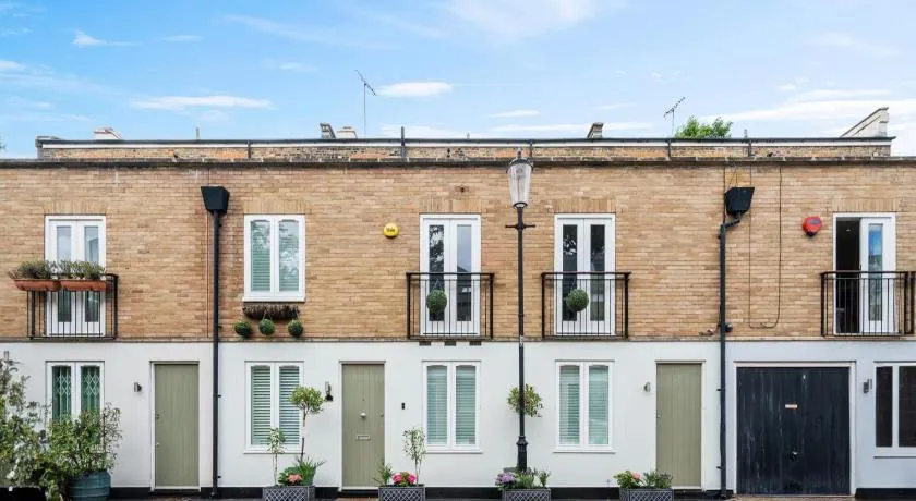3 Bed City Centre House Sleeps 6 - Parking Wifi - Image 1