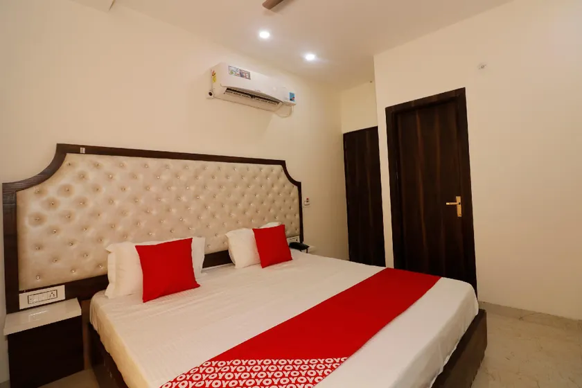 OYO 44021 Hotel Aura - Image 1