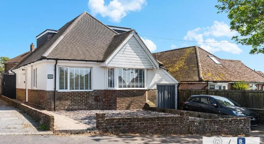 FREE Parking - Driveway - South Downs - Garden - Sleeps 11 - Image 1