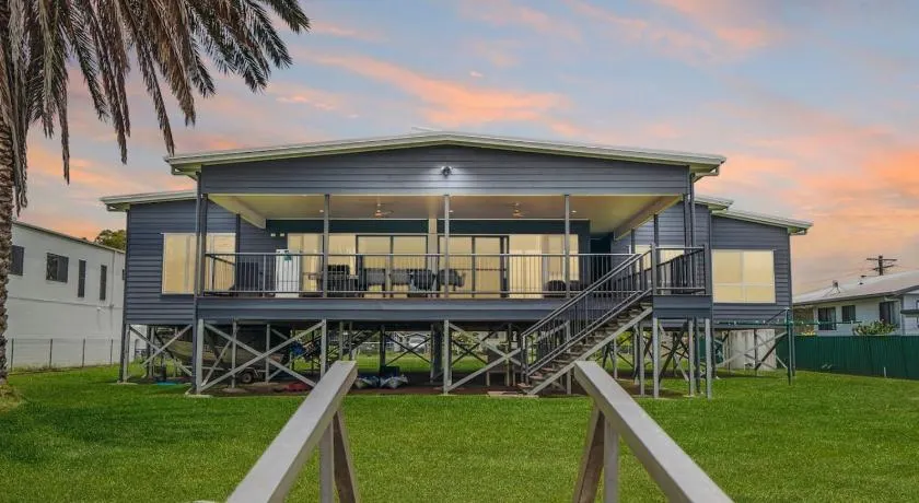 Pumicestone Paradise, Waterfront, sleeps 10, Meldale - Image 1