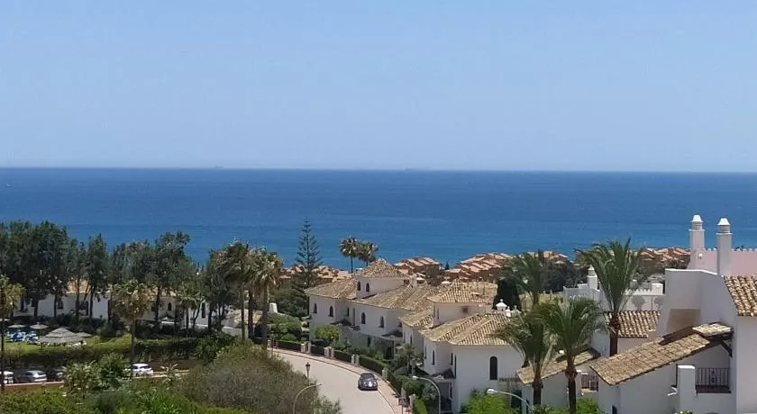 Duquesa Regents apt, large balcony with spectacular sea views close to port and beach - Image 1