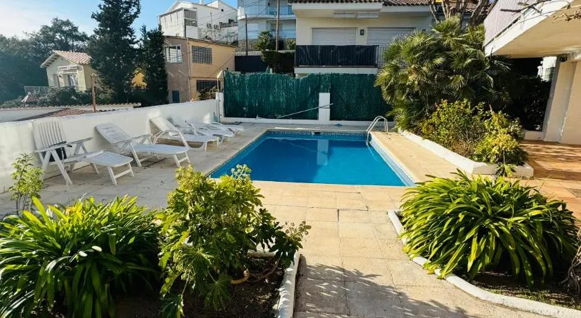 Exclusiva casa con vistas despejadas al mar y piscina privada - Image 1