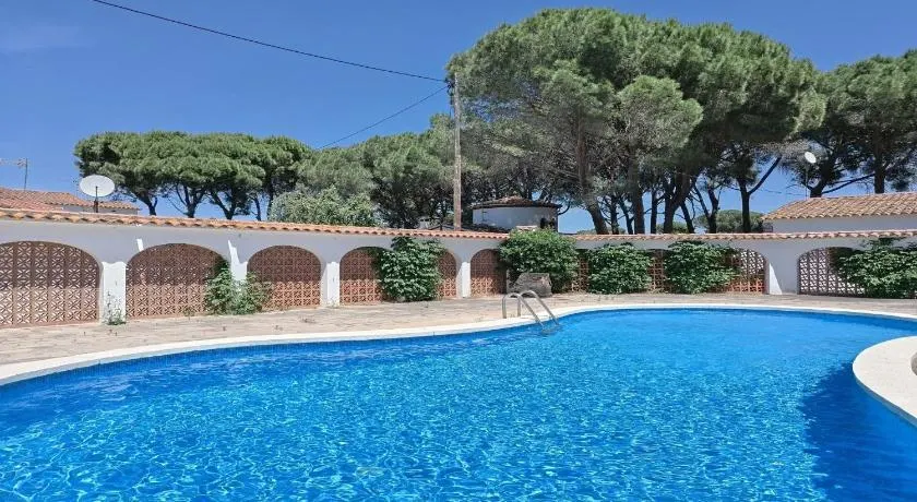 Villa Arc by Vacay L’Escala | Piscina comunitaria - Image 1