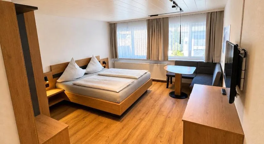 Gästehaus Jedinger - Easy Lake Access by Tram - Image 1