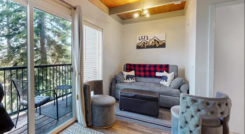 Ski dream walkable to lifts - 2 decks WFH area & shuttle pick-up across street - Image 1